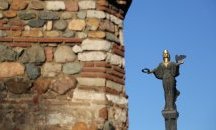 На избори с жълто паве на шията