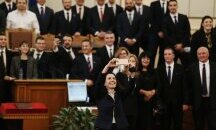 Политиците ни губят времето в очакване на Годо