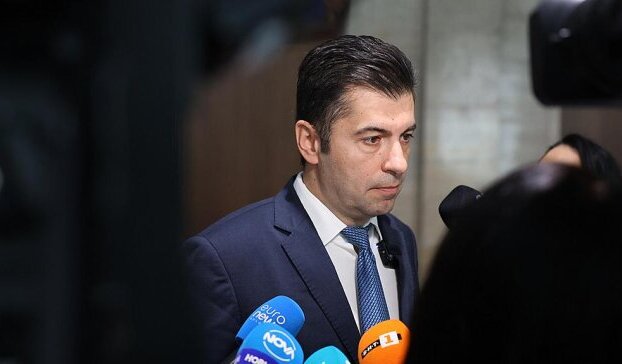 Политическа драма по сценарий