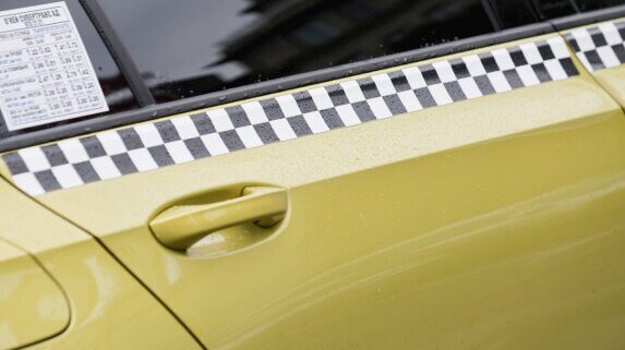 Регулация вместо конкуренция: София вдига цените на такситата, но не и стандарта