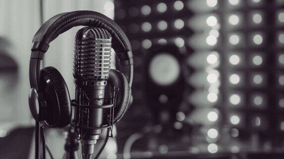 Хиляда гласа, една тишина: „Безмълвният албум“ и реформата за авторските права в полза на изкуствения интелект