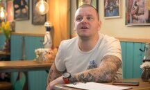 Човекът зад маймуната