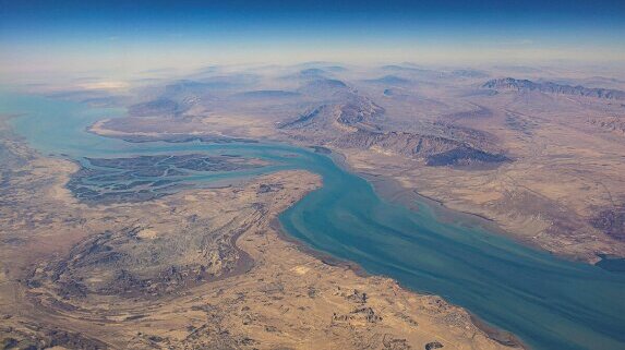 Когато в Ормуз е бурно, в София е скъпо